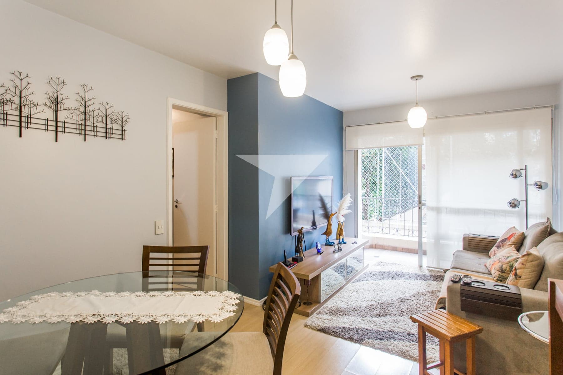 Apartamento à venda no Itaim Bibi, bem reformado, tem ótima planta, com terraço, 76 m² úteis, 2 dormitórios sendo 1 suíte, 1 vaga de garagem, lazer, localizado na Tabapuã, entre a Renato Paes de Barros e a São Gabriel. Baroni Imóveis.