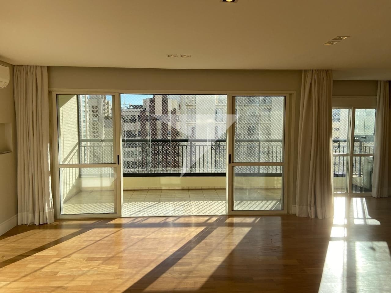Apartamento para comprar e alugar em Moema