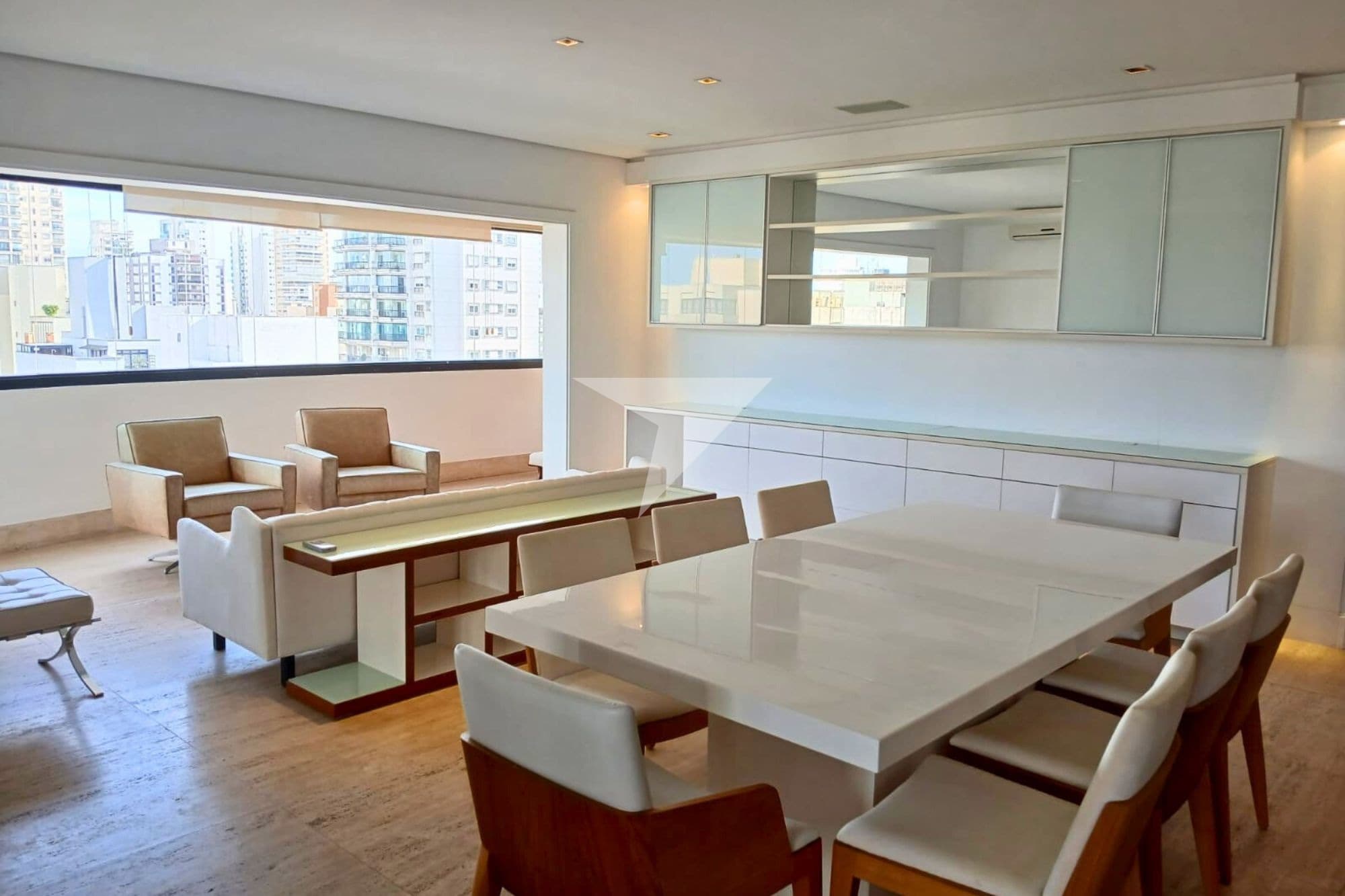 Apartamento para venda e locação em Moema