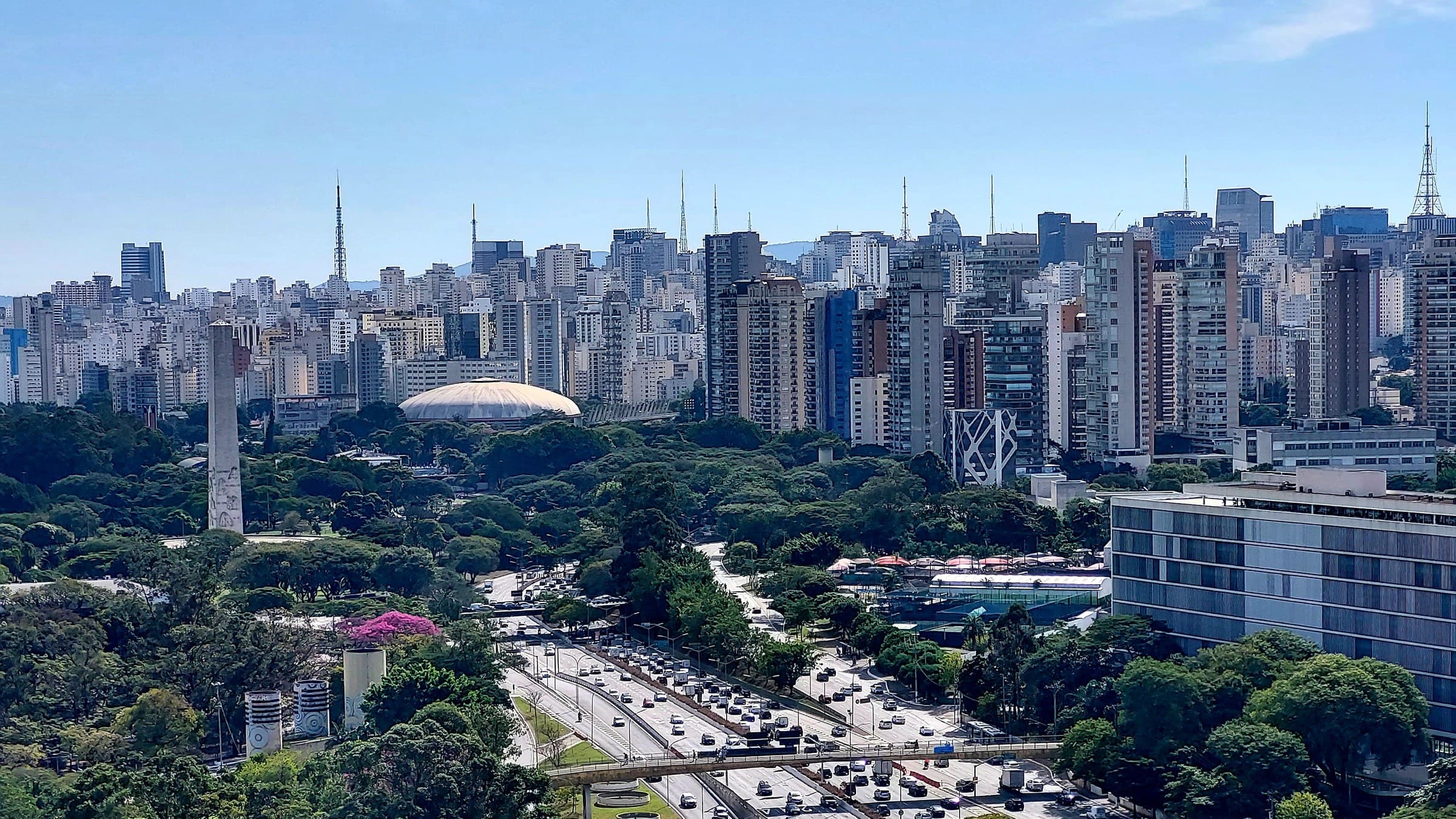 Vista de Moema Índios, Parque Ibirapuera e skyline de São Paulo