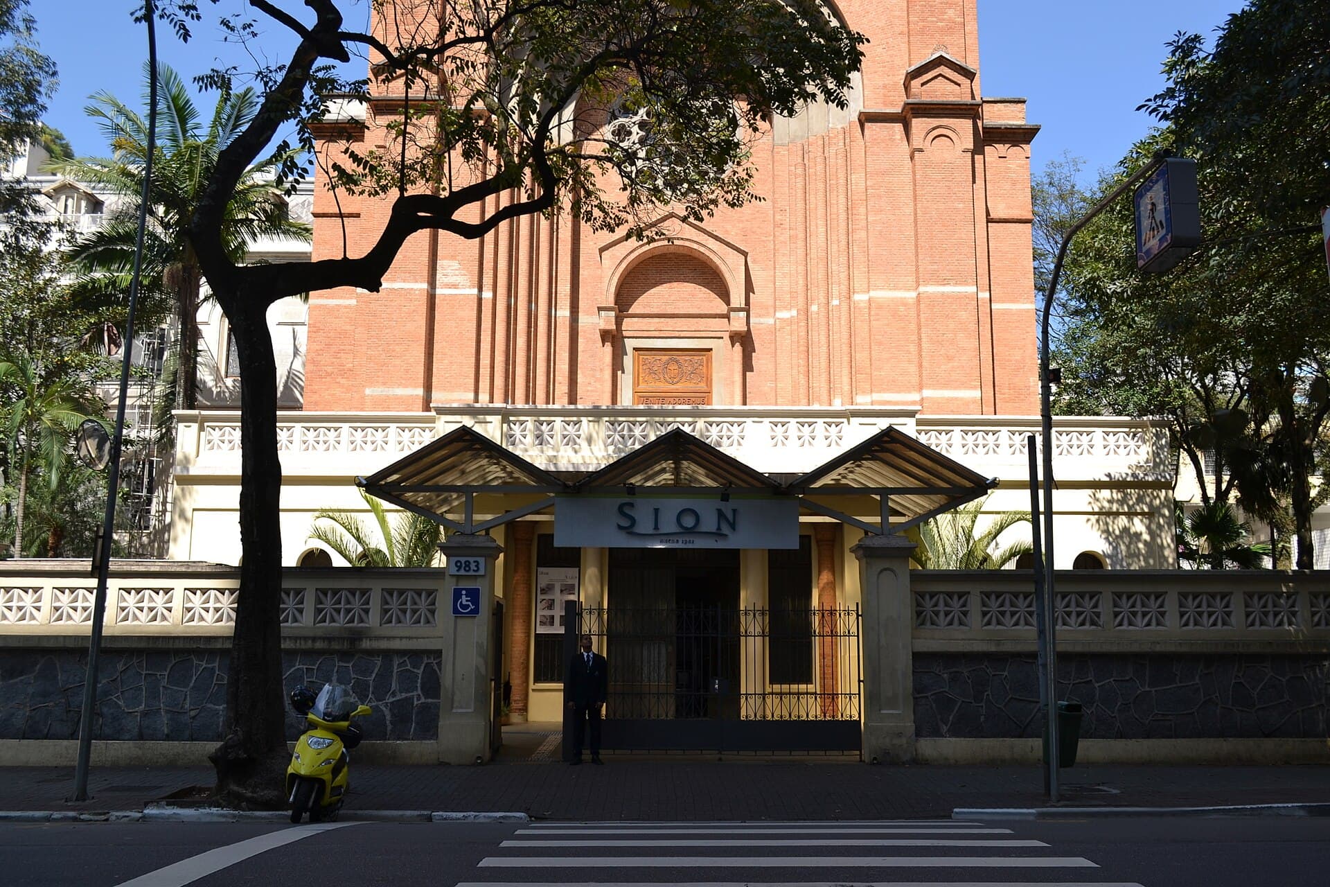 POI OSM way/1212777703 — Colégio Sion